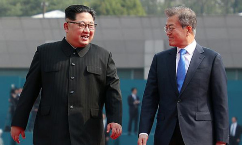 Lãnh đạo Triều Tiên Kim Jong-un, trái, và Tổng thống Hàn Quốc Moon Jae-in, trong cuộc gặp ngày 27/4. Ảnh: AFP.