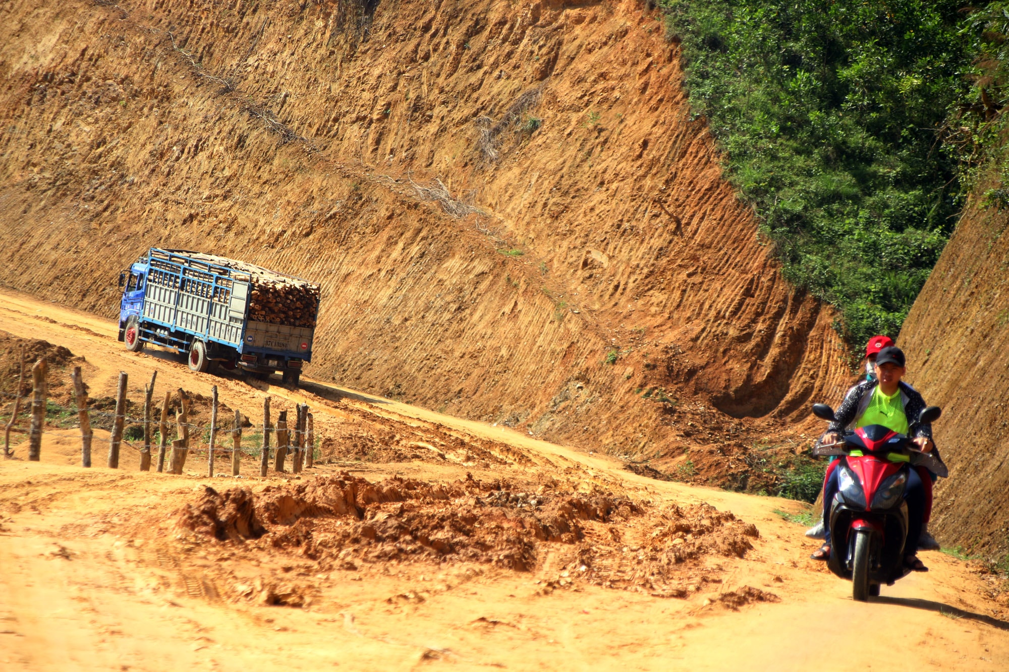 Đoan giáp ranh giữa bản Nà Đười và Kẻ Sùng xã Mậu Đức nát bươm sau mưa đầu mùa và hoạt động của xe vận tải Ảnh : Hữu Vi