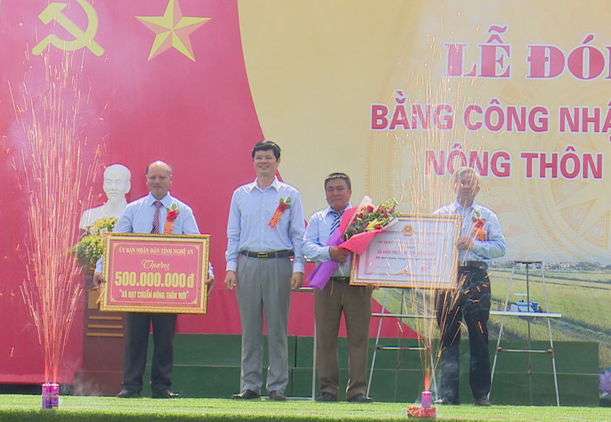 Đồng chí Lê Xuân Đại - Phó Chủ tịch Thường trực UBND tỉnh trao Bằng công nhận xã đạt chuẩn nông thôn mới cho xã Diễn Phúc.