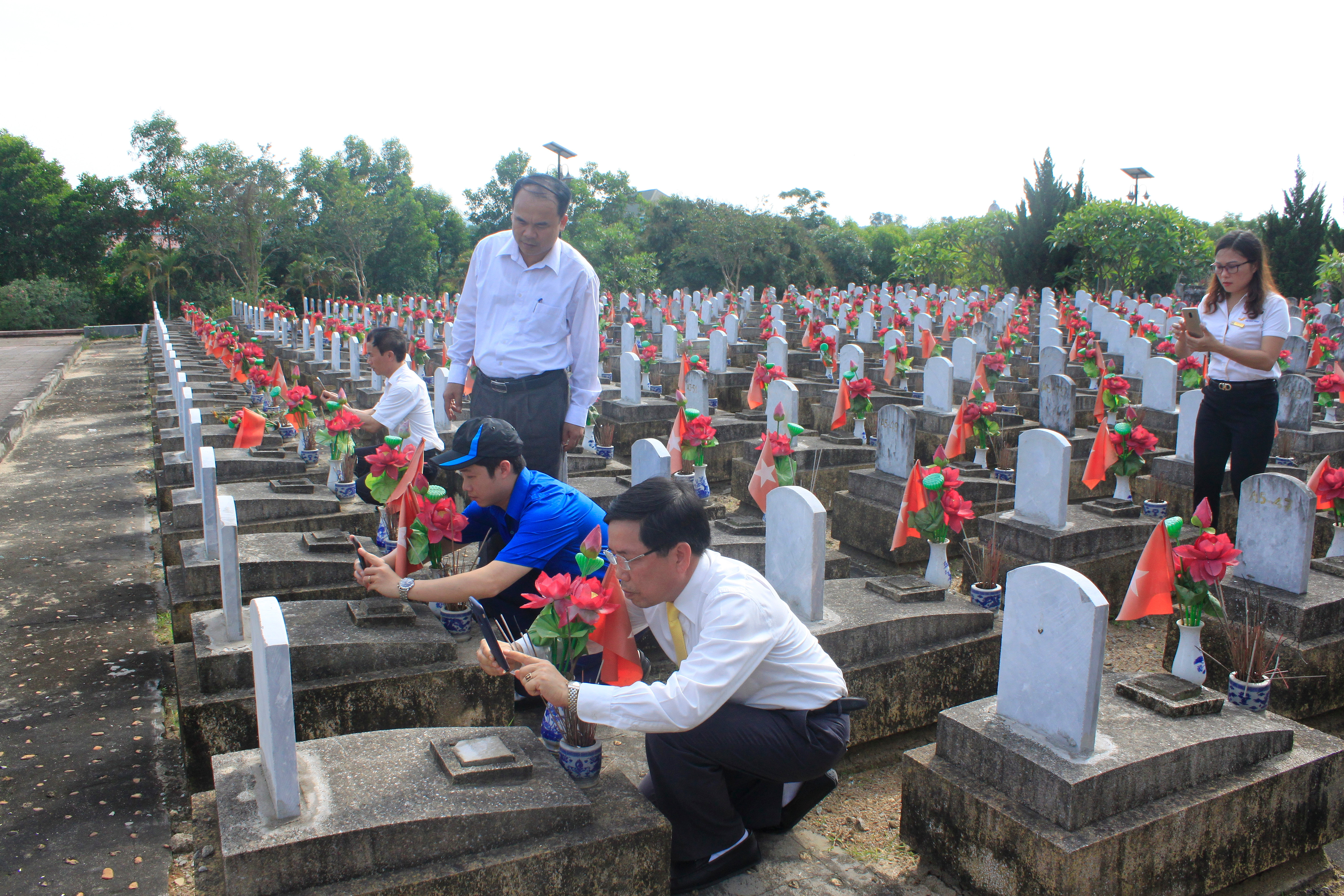 Công tác thu thập thông tin liệt sỹ, mộ liệt sỹ tại Nghĩa trang Liệt sỹ quốc tế Việt - Lào. Ảnh: Thế Tuấn