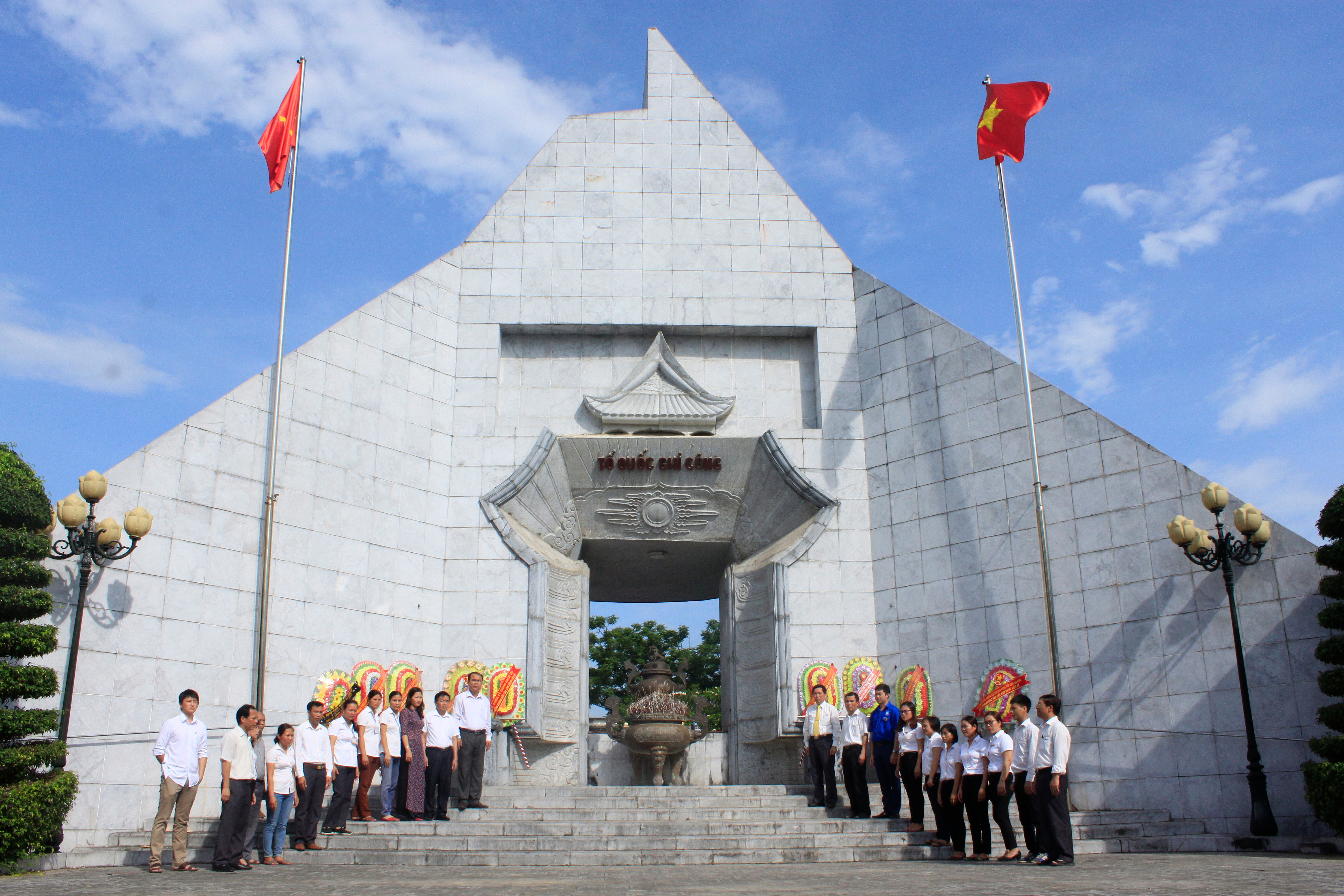Đoàn công tác Bưu điện tỉnh và lãnh đạo huyện Anh Sơn dâng hương tại Đài tưởng niệm Nghĩa trang Liệt sỹ Quốc tế Việt - Lào. Ảnh: Thế Tuấn