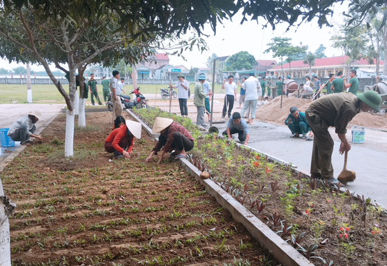 Tạo bồn hoa cây cảnh tại trụ sở xã Trung Sơn. Ảnh: Mai Hoa 