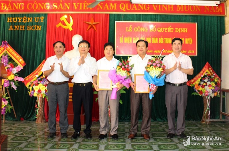 Trao quyết định 