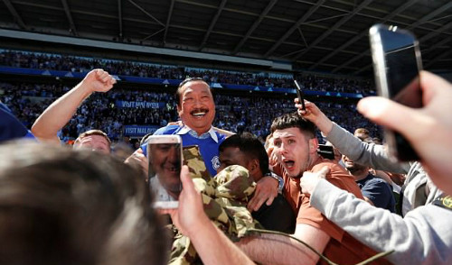 Tỷ phú Vincent Tan trong vòng vây người hâm mộ Cardiff City sau khi đội nhà thăng hạng. Ảnh:Reuters.