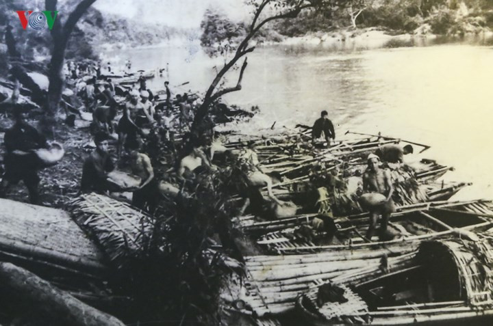 Công binh dùng mảng vượt sông Nậm Na đưa hàng về Điện Biên Phủ. Tổng số bè mảng sử dụng trong chiến dịch là 11.800 bè.