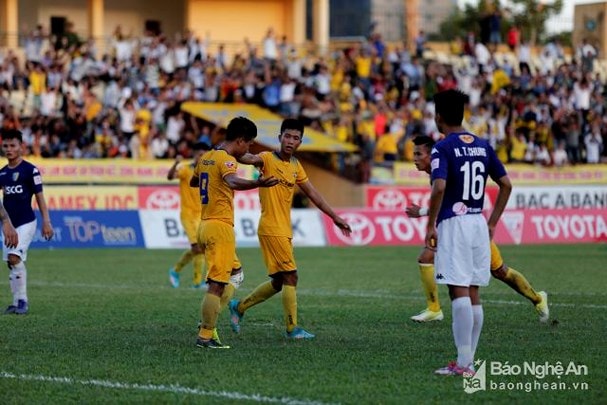 SLNA (vàng) thua Hà Nội với tỉ số 1 - 2 ngay trên sân Vinh ở trận lượt về V.League 2017. Ảnh tư liệu