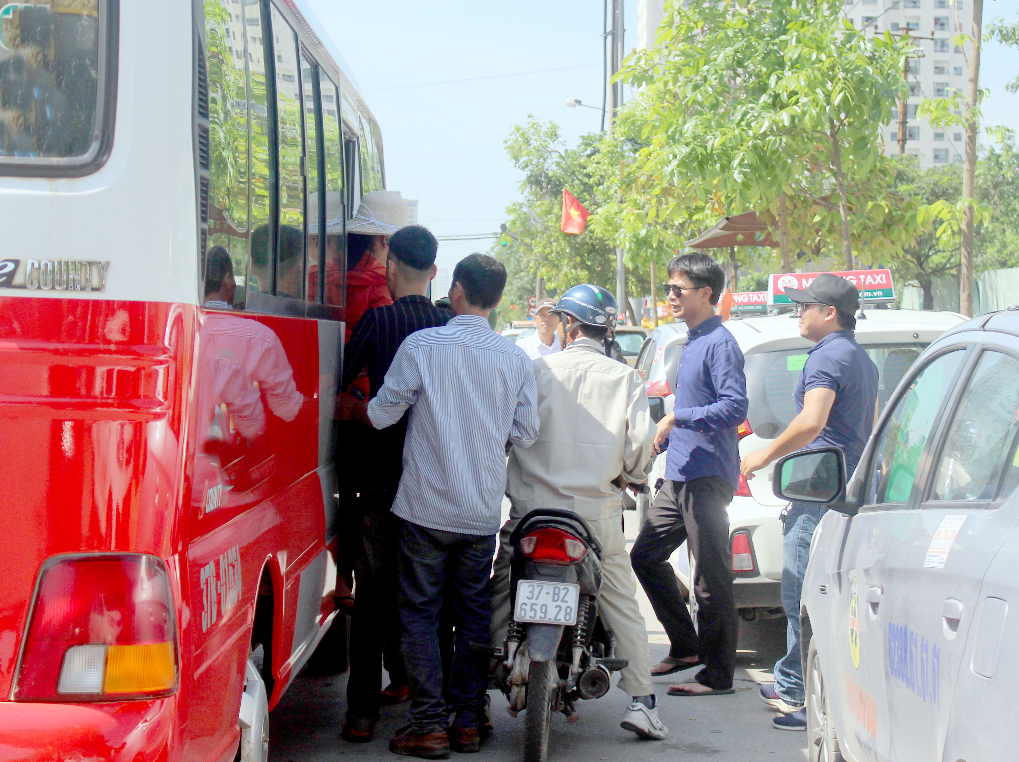 Khách lên xe buýt tại điểm đón, trả khách trên đường Mai Hắc Đế (TP Vinh. Ảnh: Quang An