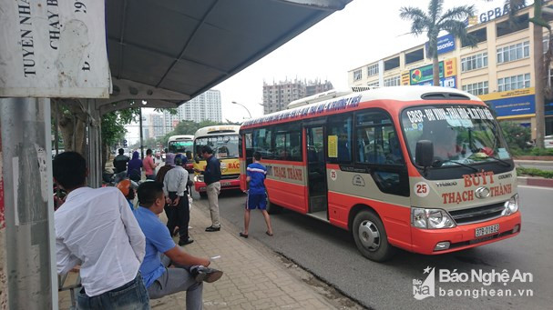 Các xe buýt xếp thành hàng dài trước điểm dừng đón, trả khách ở cổng chùa Diệc, thành phố Vinh. Ảnh: Hồng Quang