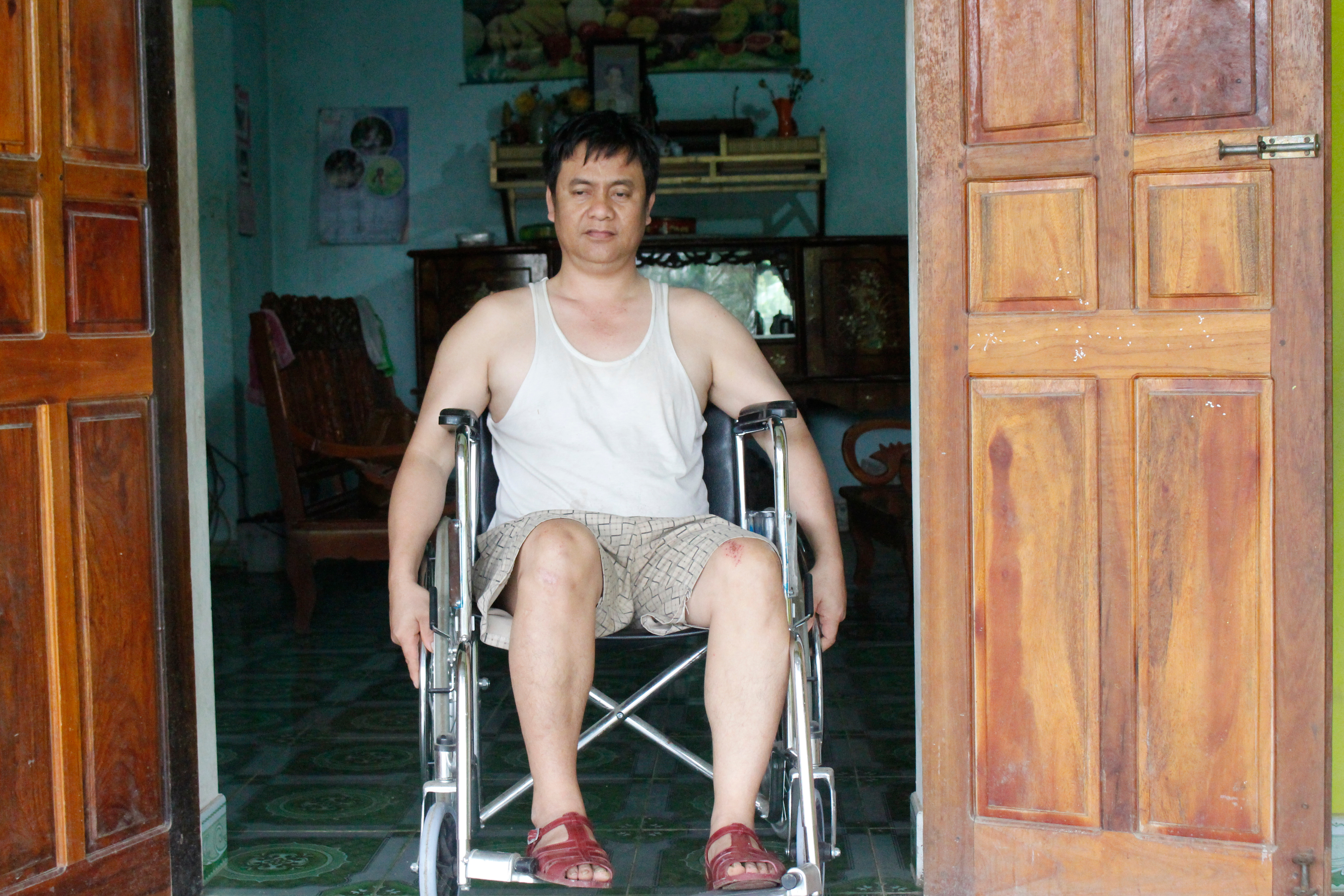Ông Phan Tuấn Vân bị bệnh teo tiểu não giai đoạn cuối và hiện di chuyển bằng xe lăn. Ảnh: Lê Chinh