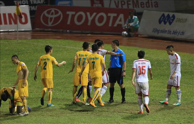 Trọng tài Hà Anh Chiến làm nổi sóng V.League 2016. Ảnh: Internet