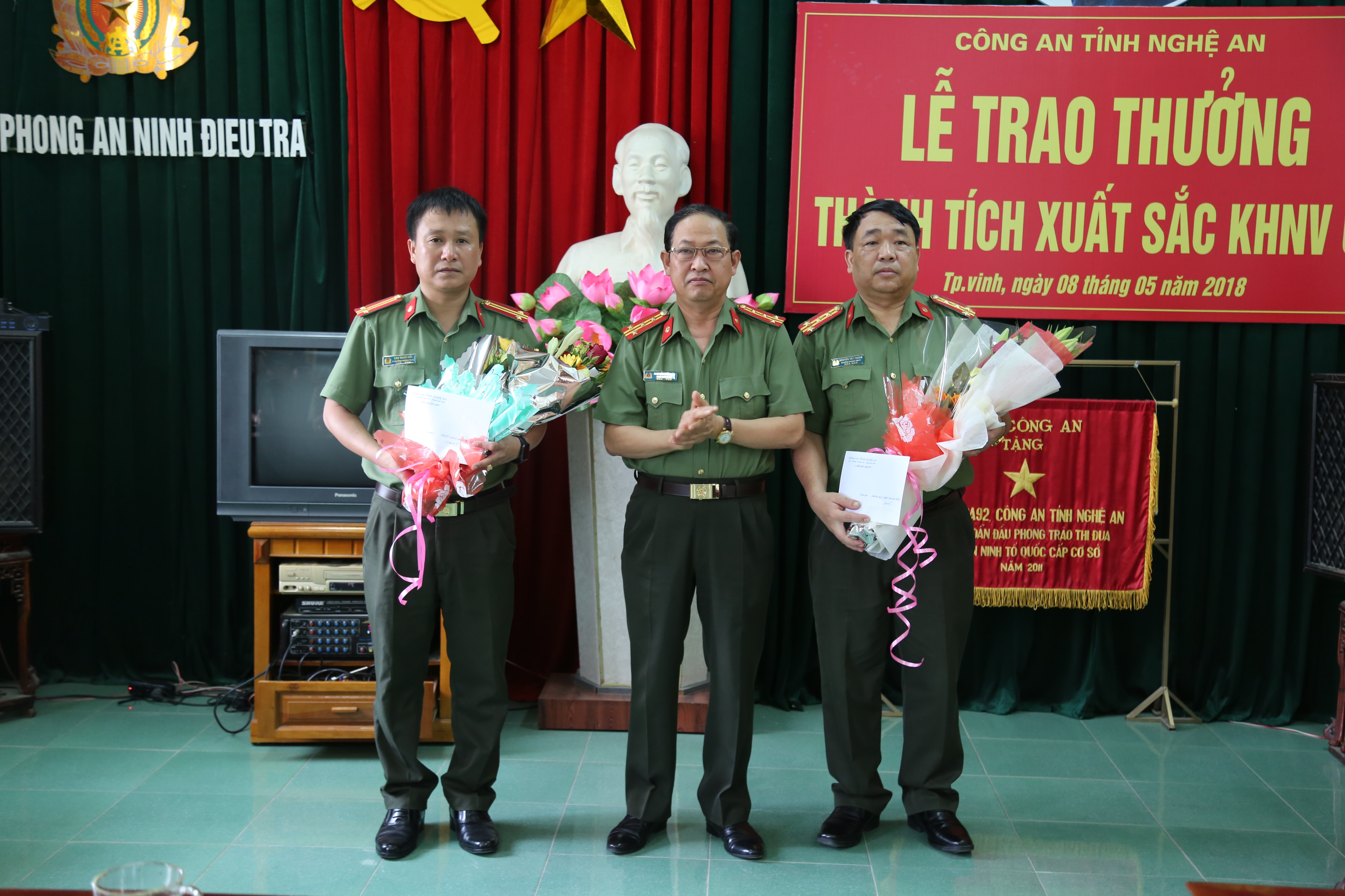 Lãnh đạo Công an tỉnh tặng hoa chúc mừng các đơn vị có thành tích xuất sắc. Ảnh: Minh Tâm