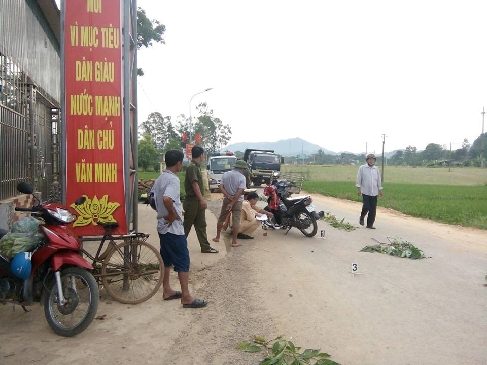 Công an huyện Tân Kỳ có mặt tại hiện trường điều tra nguyên nhân vụ tai nạn. Ảnh: Nguyễn Trần