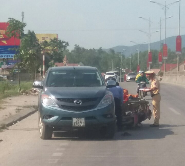 Cảnh sát giao thông có mặt tại hiện trường xử lý vụ việc. Ảnh: Hồng Hải