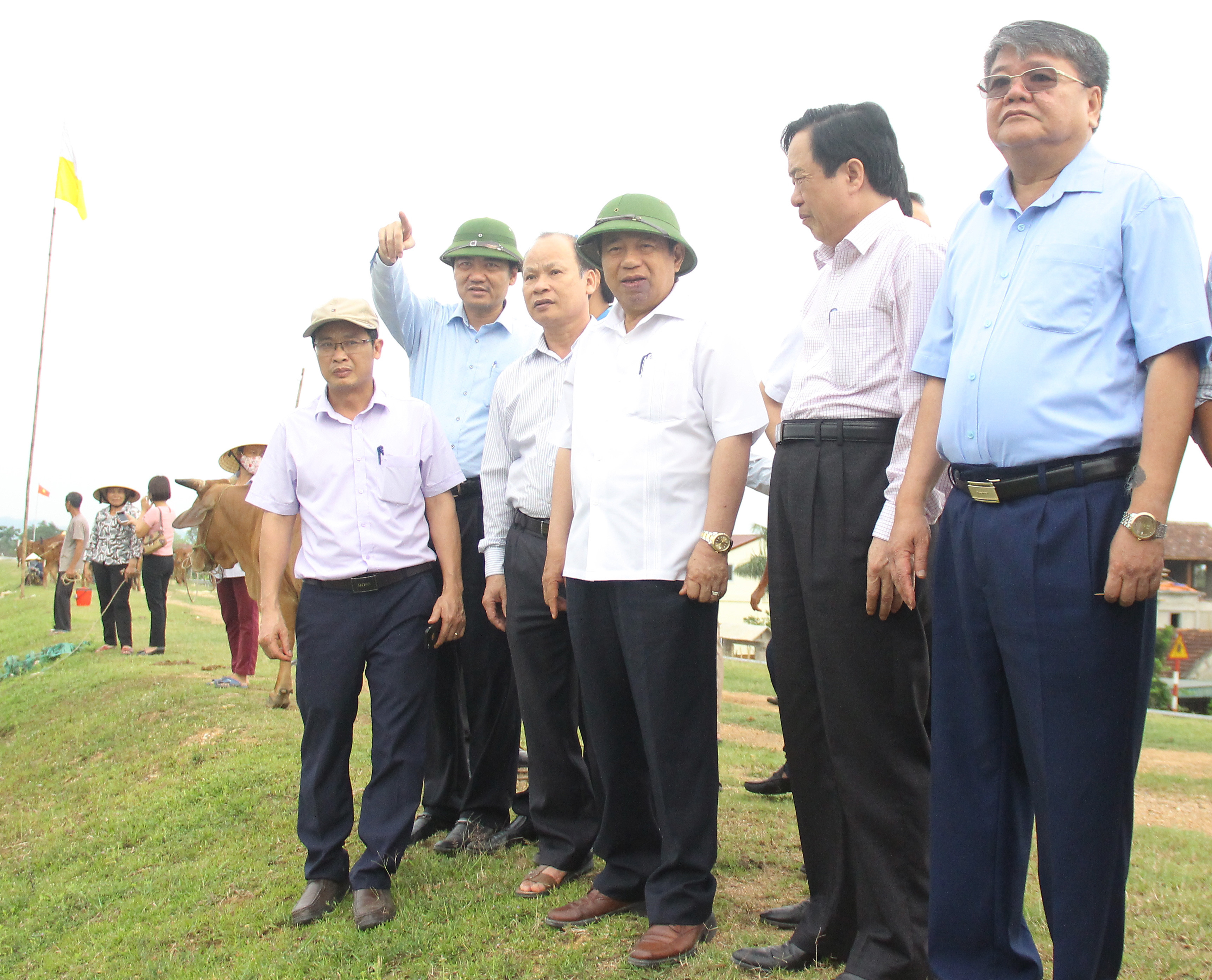 Đoàn công tác của tỉnh khảo sát tình hình sạt lở trên sông Lam. Ảnh: Mai Hoa