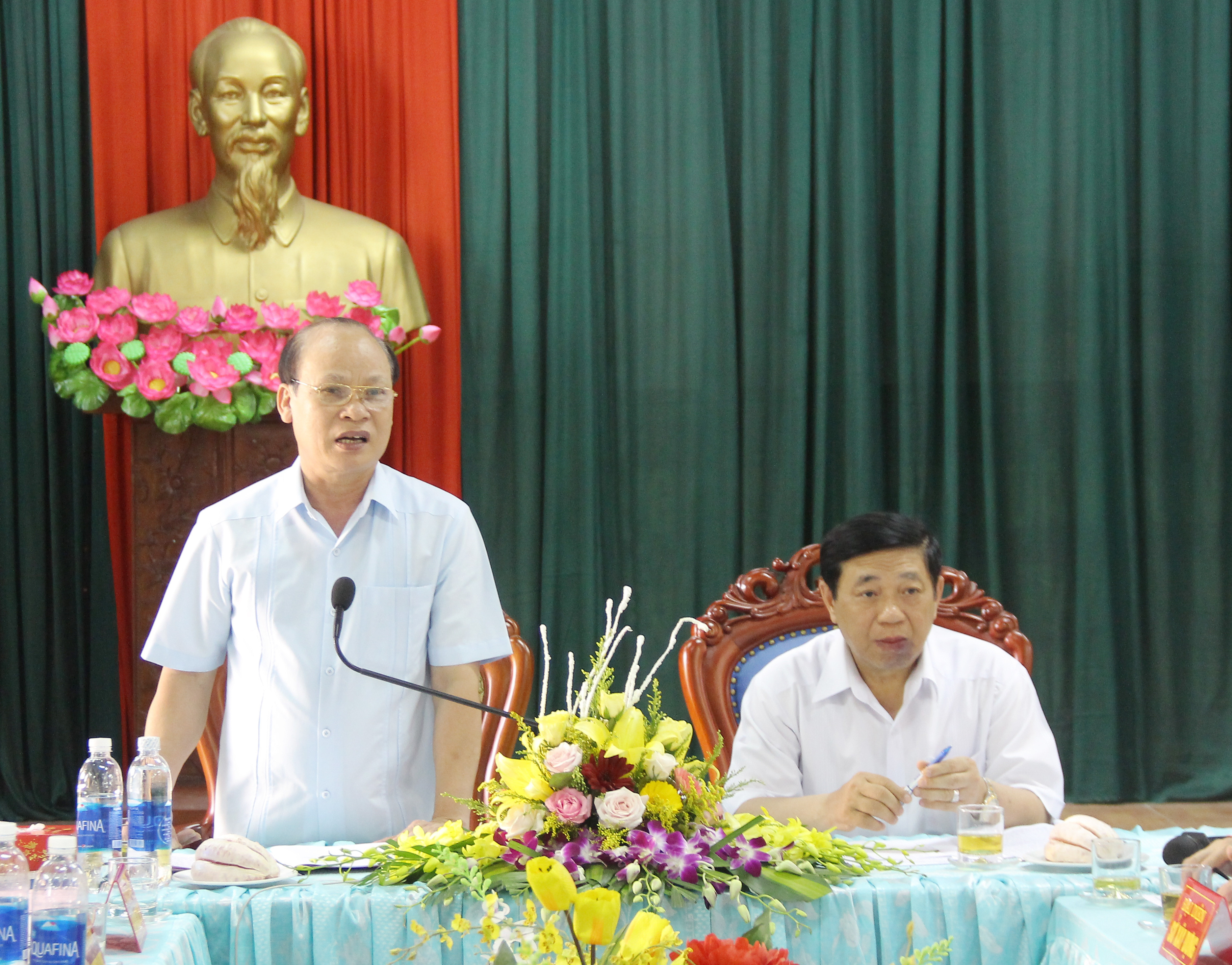 Bí thư Huyện ủy Hưng Nguyên Hoàng Văn Phi báo cáo một số kết quả kinh tế - xã hội, xây dựng Đảng, hệ thống chính trị trên địa bàn huyện. Ảnh: Mai Hoa