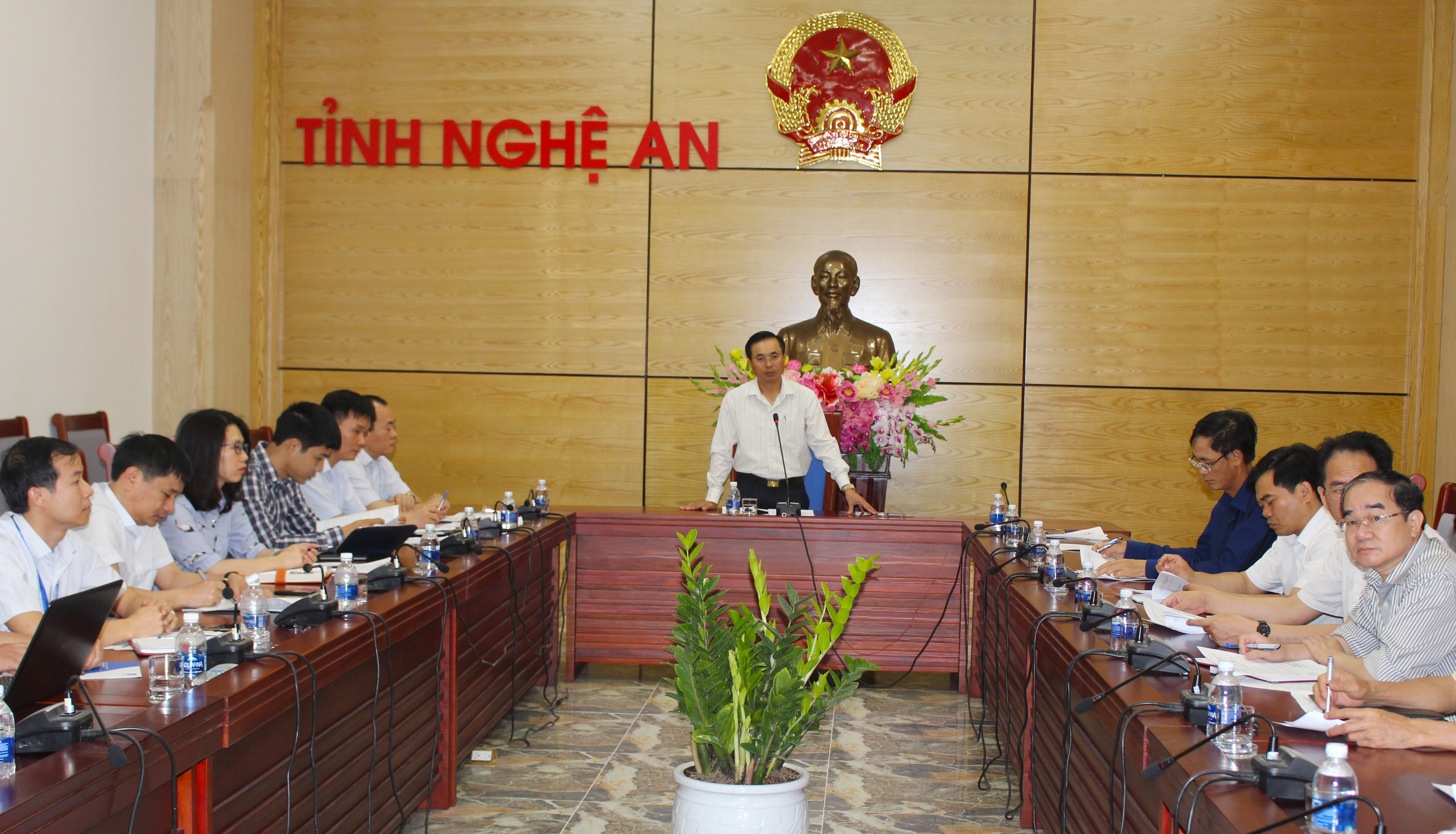 Đồng chí phó chủ tịch UBND tỉnh Lê Ngọc Hoa chủ trì cuộc họp. Ảnh: Phú Hương