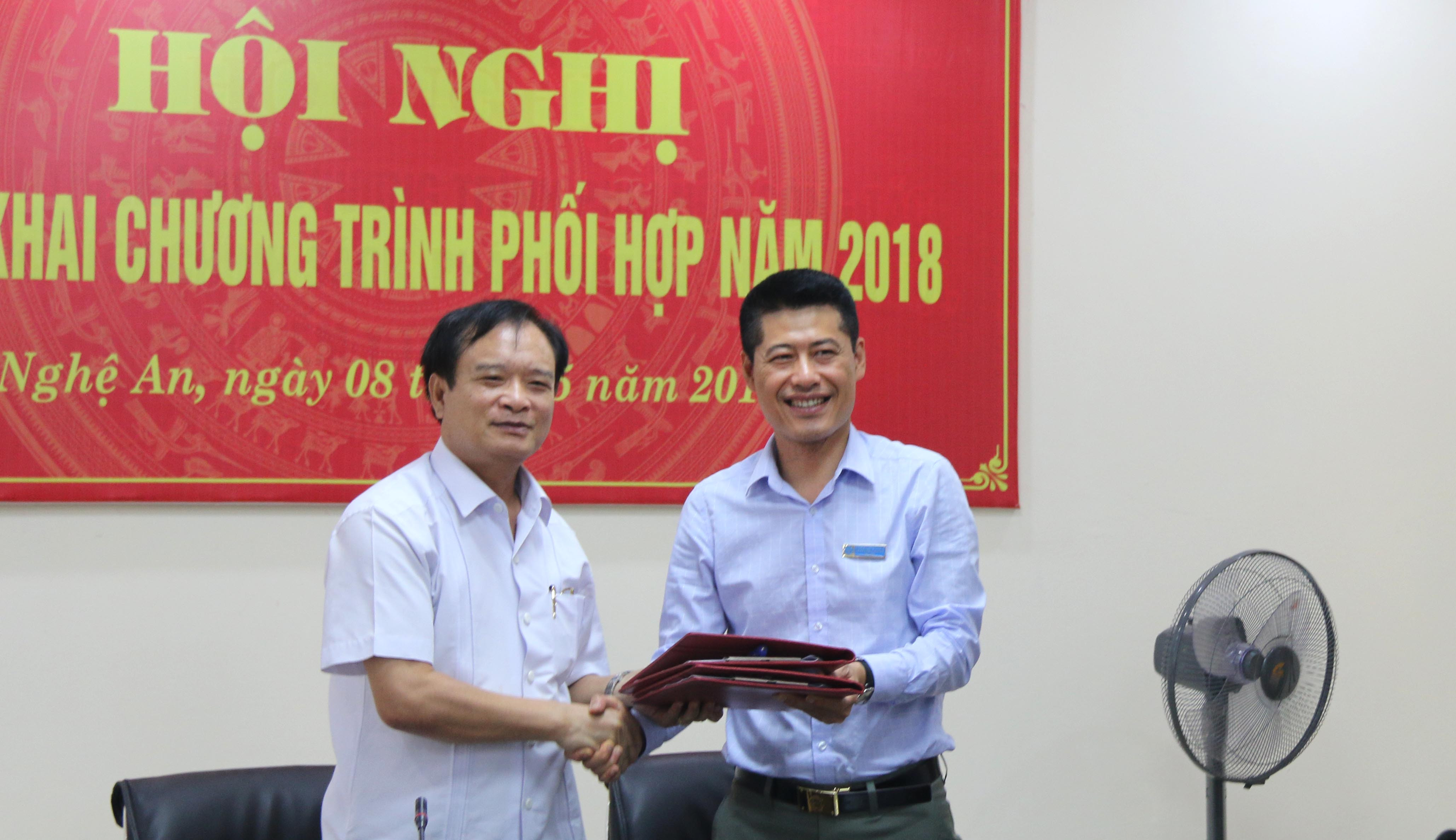 Lãnh đạo Ban Tuyên giáo Tỉnh ủy và BHXH tỉnh ký kết chương trình phối hợp năm 2018. Ảnh: Phước Anh