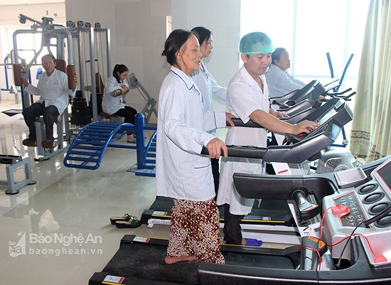 Bệnh nhân tập luyện phục hồi chức năng tại Bệnh viện đa khoa Cửa Đông. Ảnh tư liệu