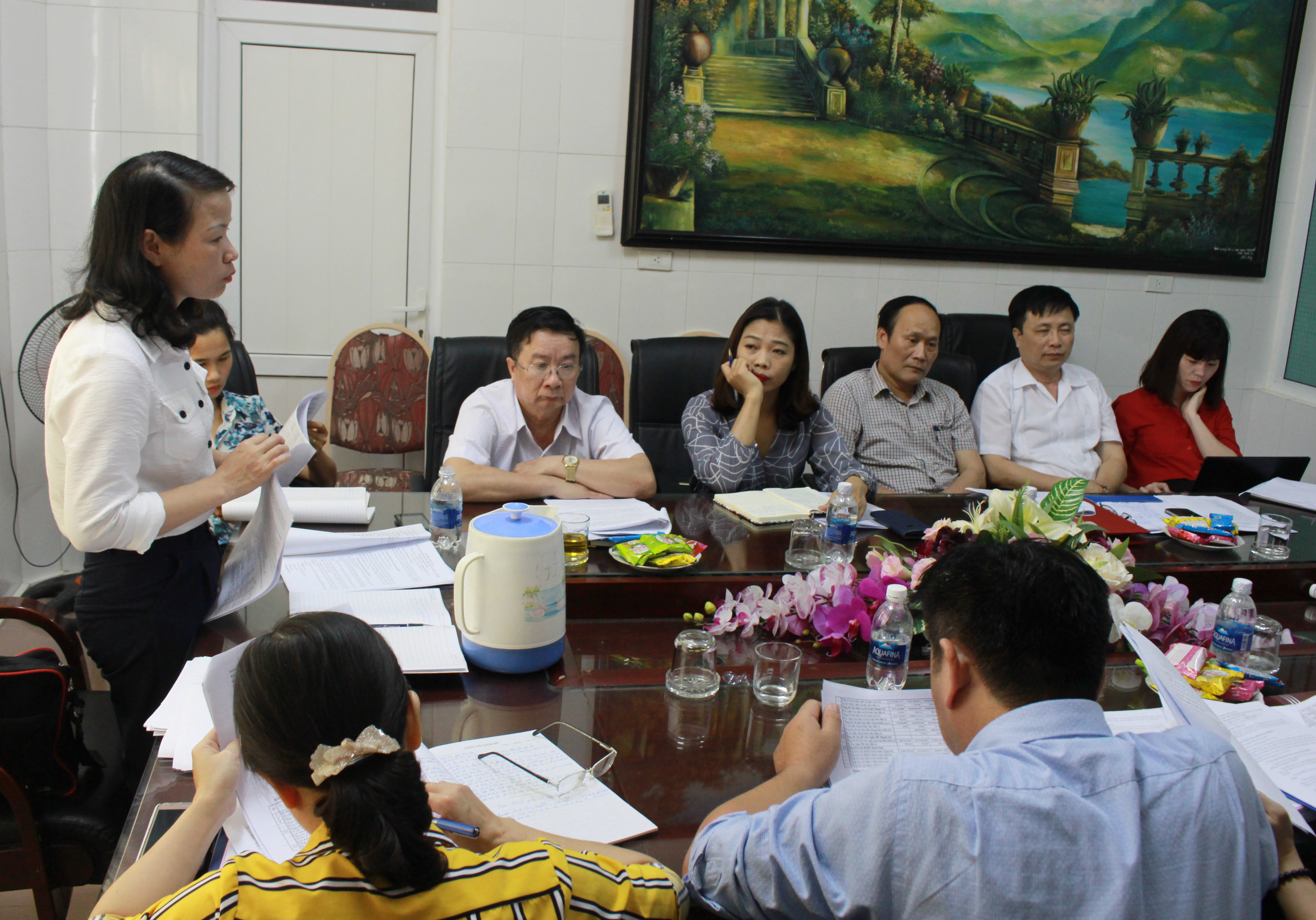 Phó trưởng ban Văn hóa - Xã hội HĐND tỉnh Nguyễn Thị Lan chủ trì tại cuộc làm việc. Ảnh: Phương Thúy