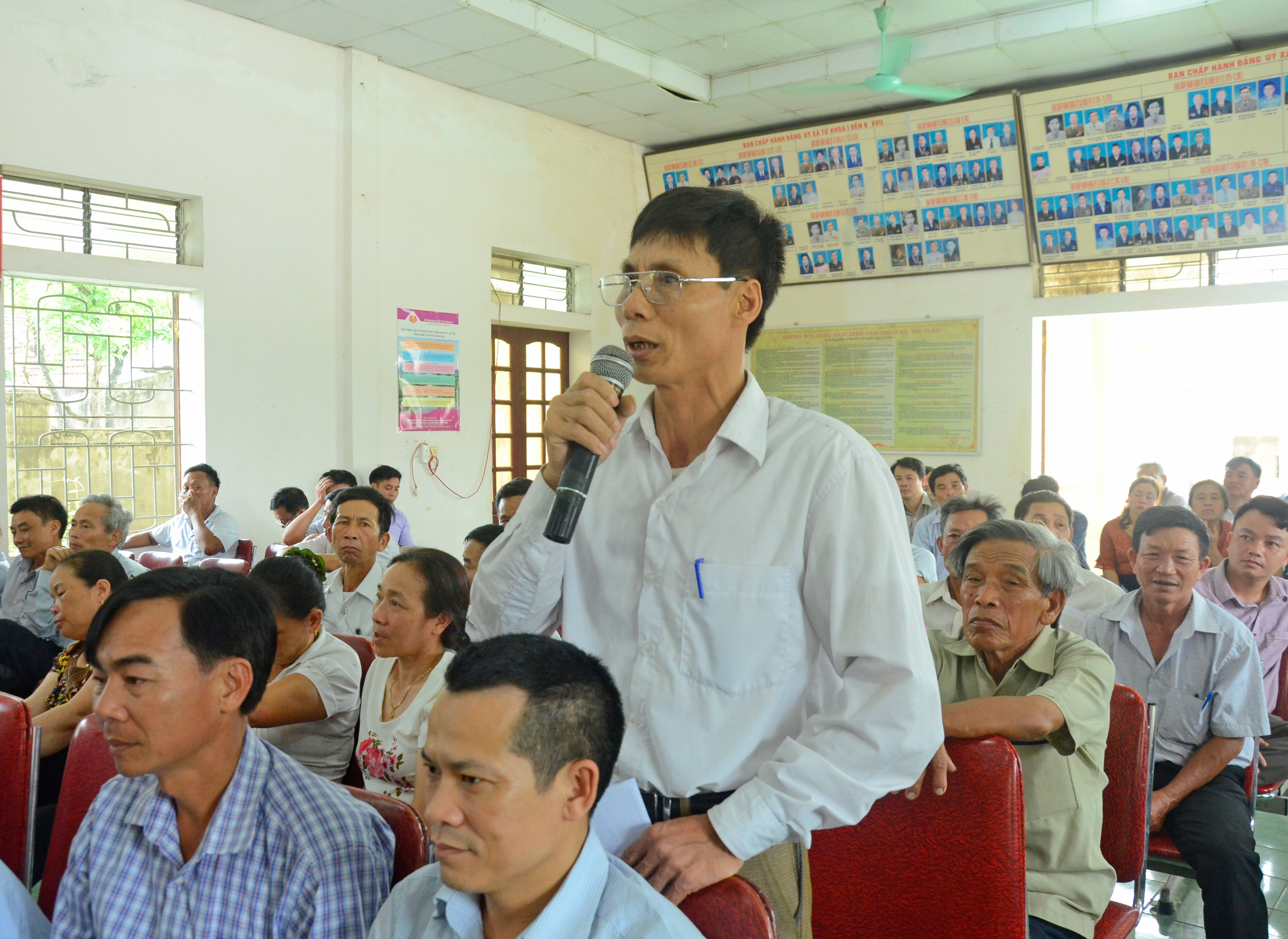 Cử tri huyện Diễn Châu kiến nghị với đại biểu Quốc hội. Ảnh Thanh Lê