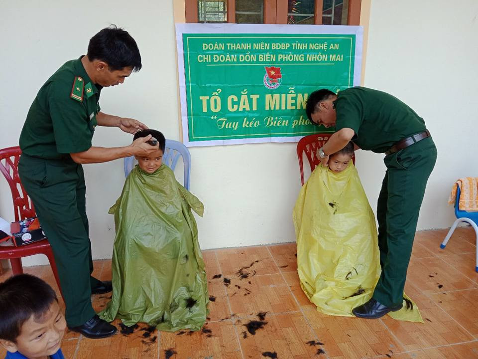 Cán bộ, chiến sỹ Đồn Biên phòng cắt tóc miễn phí cho học sinh. Ảnh Đình Tuân