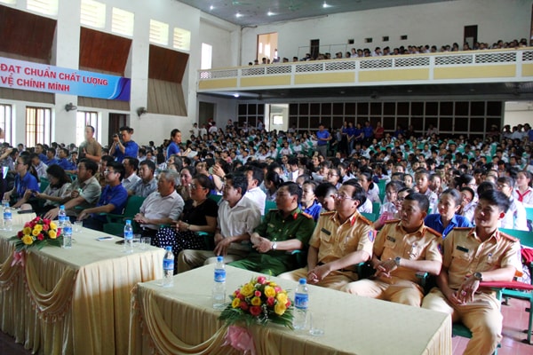 Hàng trăm học sinh trung học cơ sở ở Yên Thành dự hội thi. Ảnh: Tiến Hùng