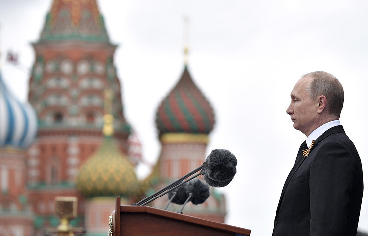 Tổng thống Nga Vladimir Putin trong phút tưởng niệm tại Quảng trường Đỏ. Ảnh: TASS