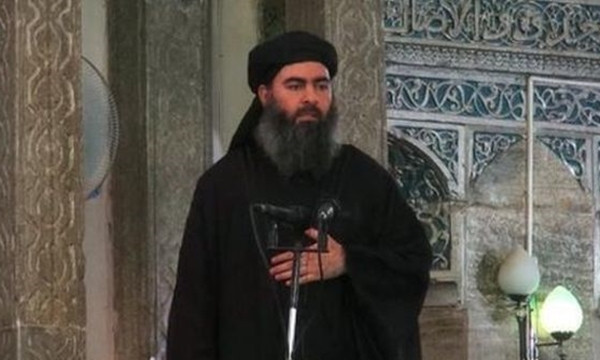Thủ lĩnh tối cao IS Abu Bakr al-Baghdadi tại một nhà thờ Hồi giáo ở Iraq năm 2014. Ảnh: Al-Furqaan.