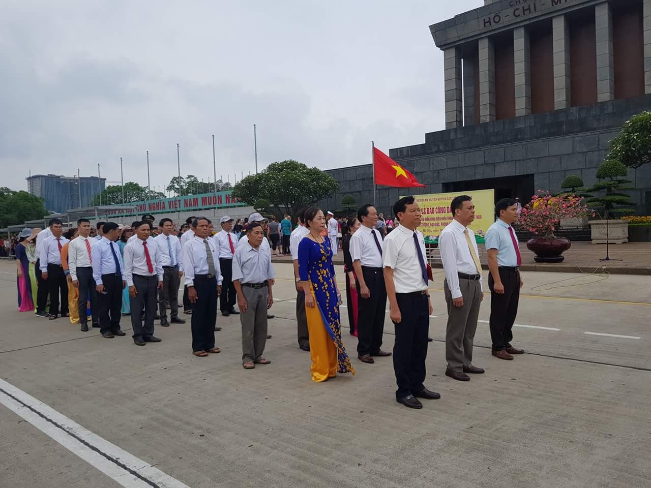 Đoàn đại biểu huyện Quỳnh Lưu vào Lăng viếng Chủ tịch Hồ CHí Minh