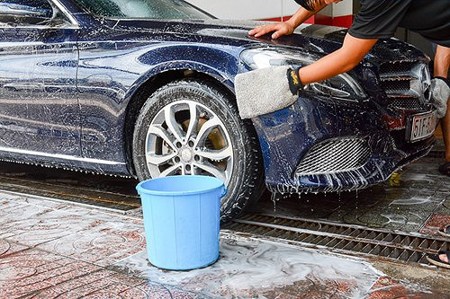Không nên dùng xà bông giặt, nước rửa chén… để lau tẩy các vết bẩn trên xe.