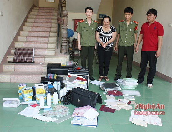 Nguyễn Thị Hương và con trai là Trần Đăng Khương (áo đỏ) lần bị bắt vào tháng 4/2016. Ảnh tư liệu