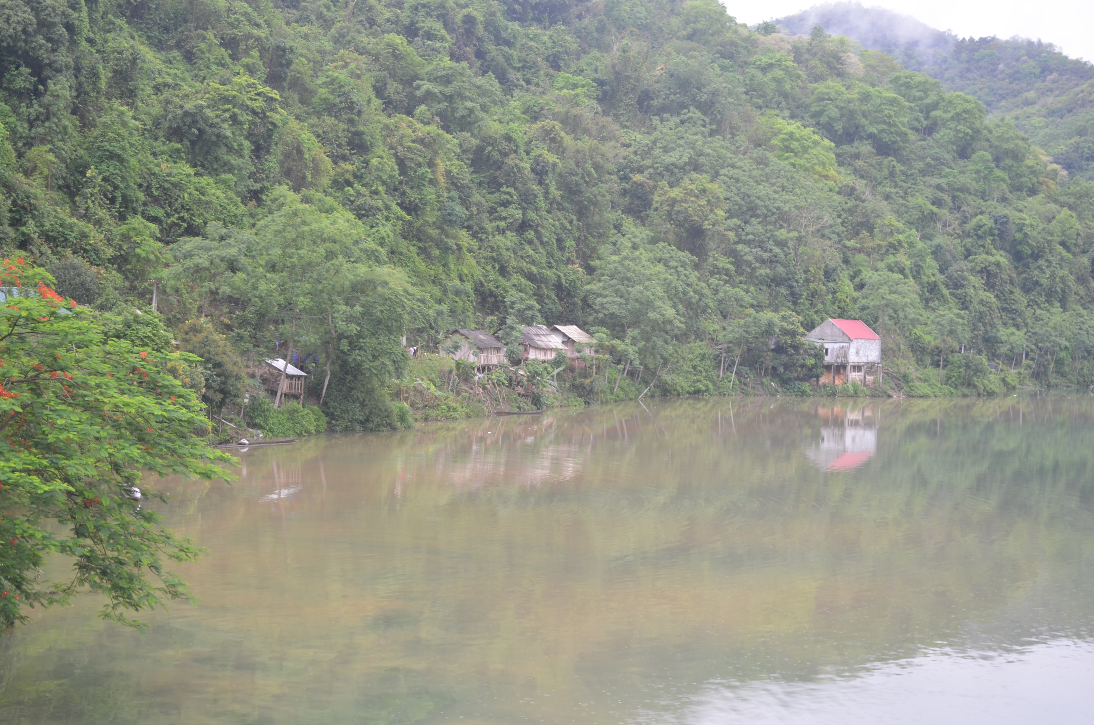 Nhà của các hộ dân bản Lạ nằm chênh vênh bên núi, bên sông Nậm Nơn.