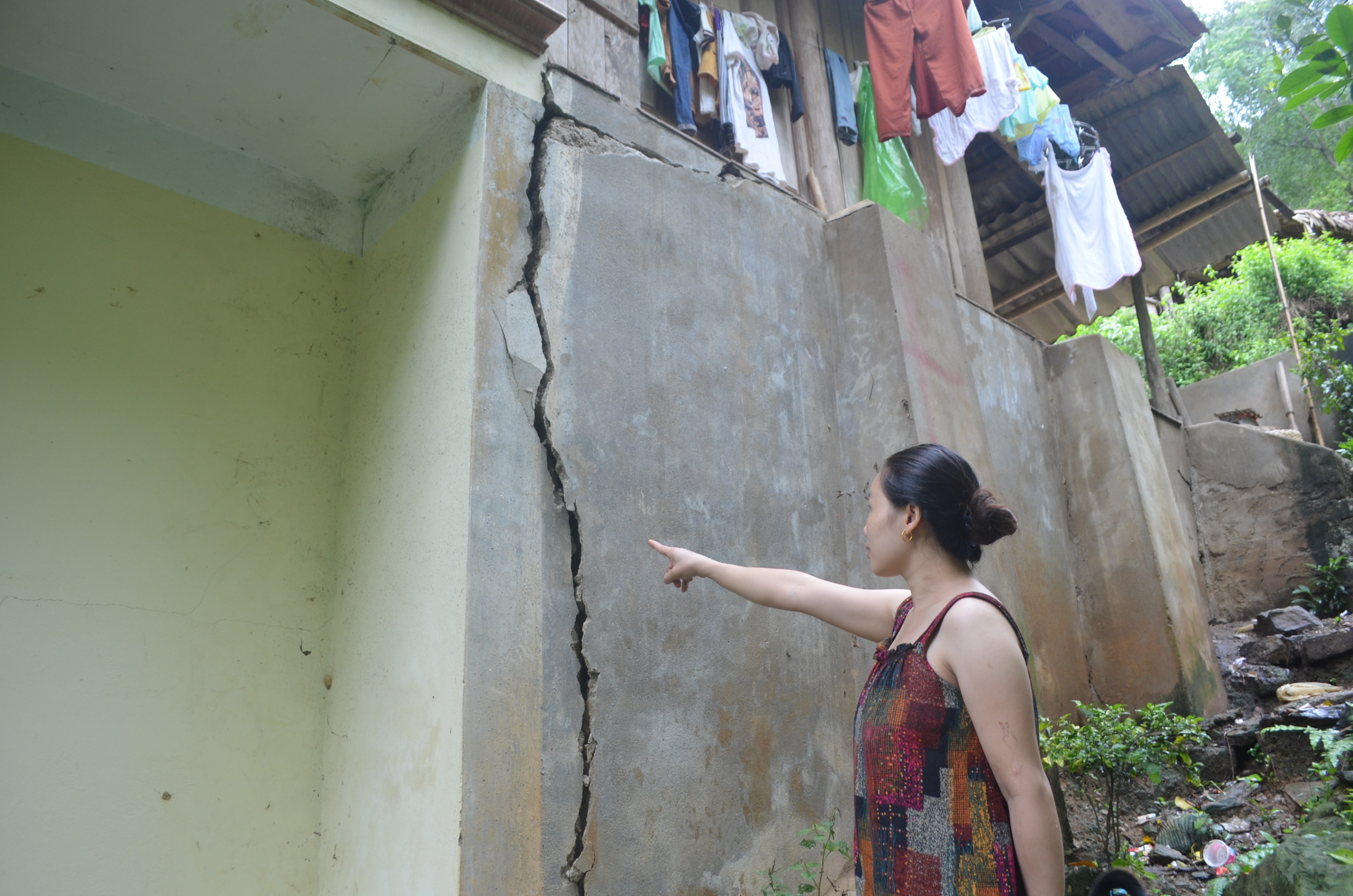 Nhà của ông Lô Văn Thành (bản Minh Phương) được xây dựng kiên cố từ năm 2001, nhưng nay móng nhà bị sụt lún, tường và nền nhà bị nứt toác.