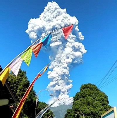 Cột tro bụi khổng lồ do núi lửa Merapi phun trào sáng ngày 11/5. Ảnh: Reuters.