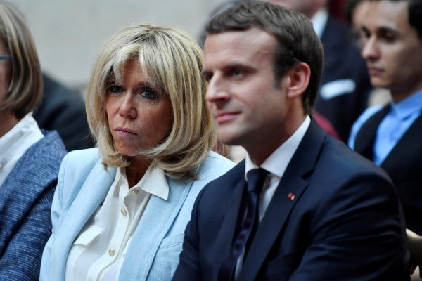Bà Brigitte Macron và chồng. Ảnh: Newsweek.