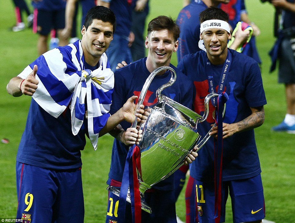Suarez - Messi - Neymar bên cạnh chiếc cúp vô địch Champions League mùa giải 2014/2015. Ảnh: Internet