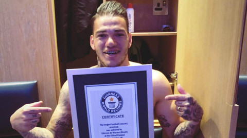 Ederson lập kỷ lục Guinness nhờ cú phát bóng