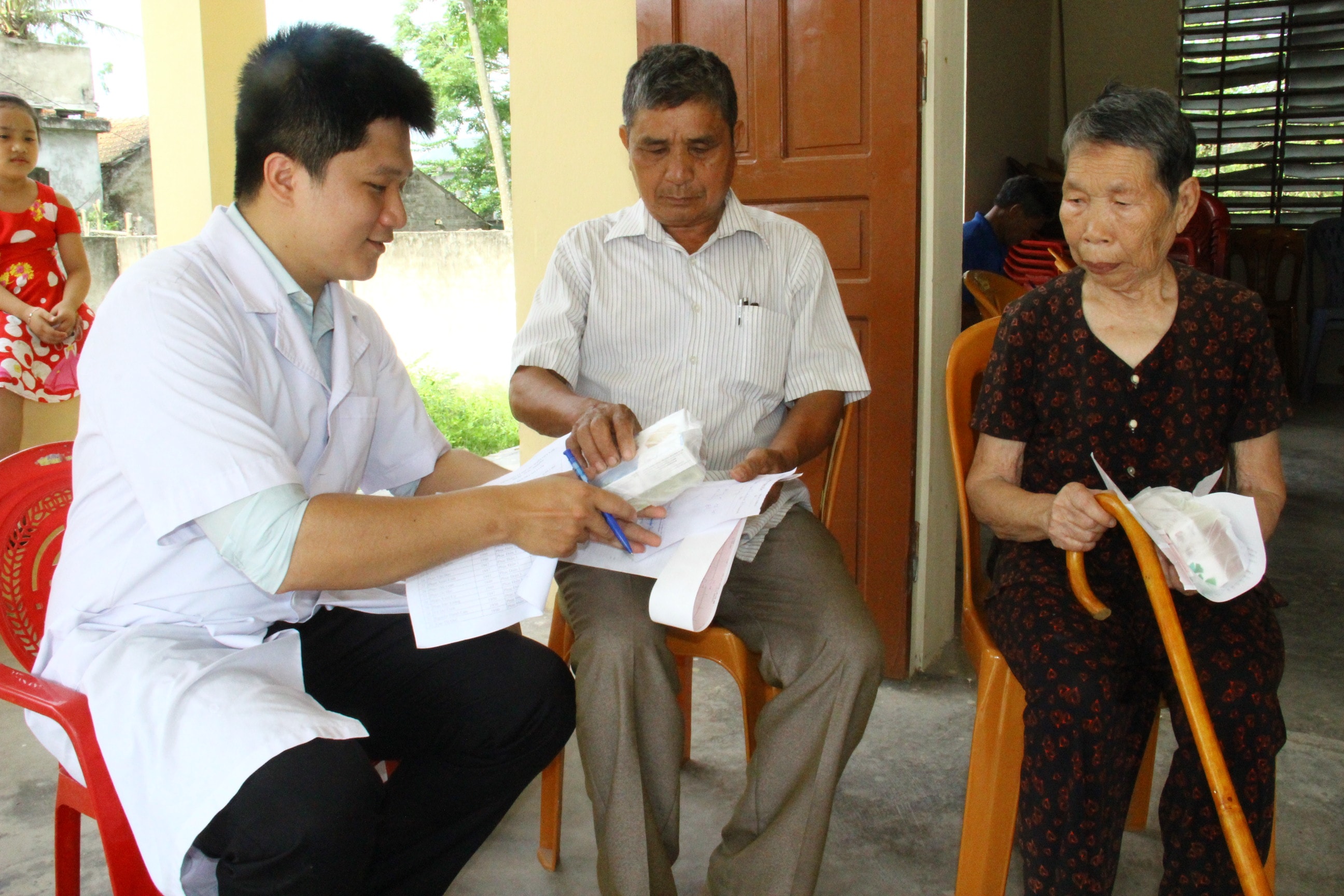 Cấp phát thuốc miễn cho người dân. Ảnh: Hoàng Vĩnh