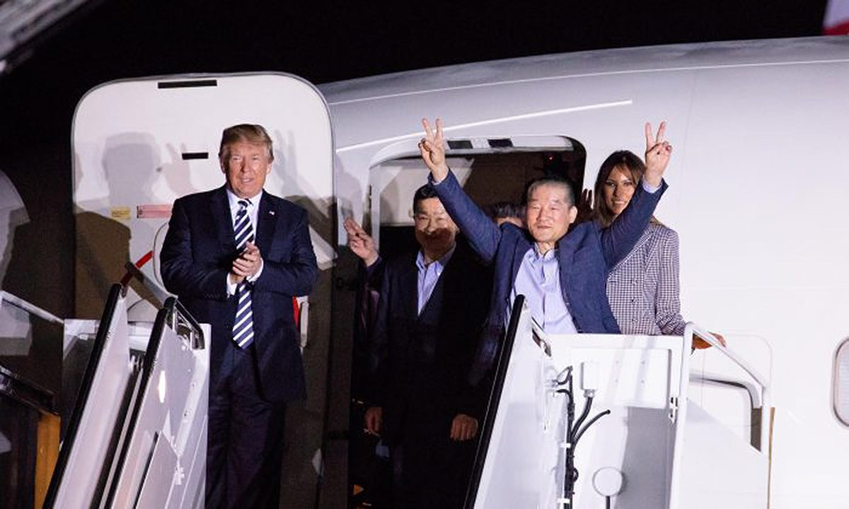 Tổng thống Mỹ Donald Trump và Đệ nhất phu nhân Melania đã lên tận máy bay để đón chào 3 tù nhân vừa được Triều Tiên trả tự do, ngày 10/5. Ảnh: The Epoch Times