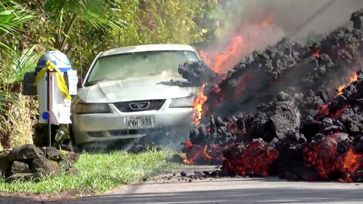 Dung nham núi lủa nuốt chửng chiếc xe Ford Mustang ở Pune, Hawaii. Ảnh: Reuters