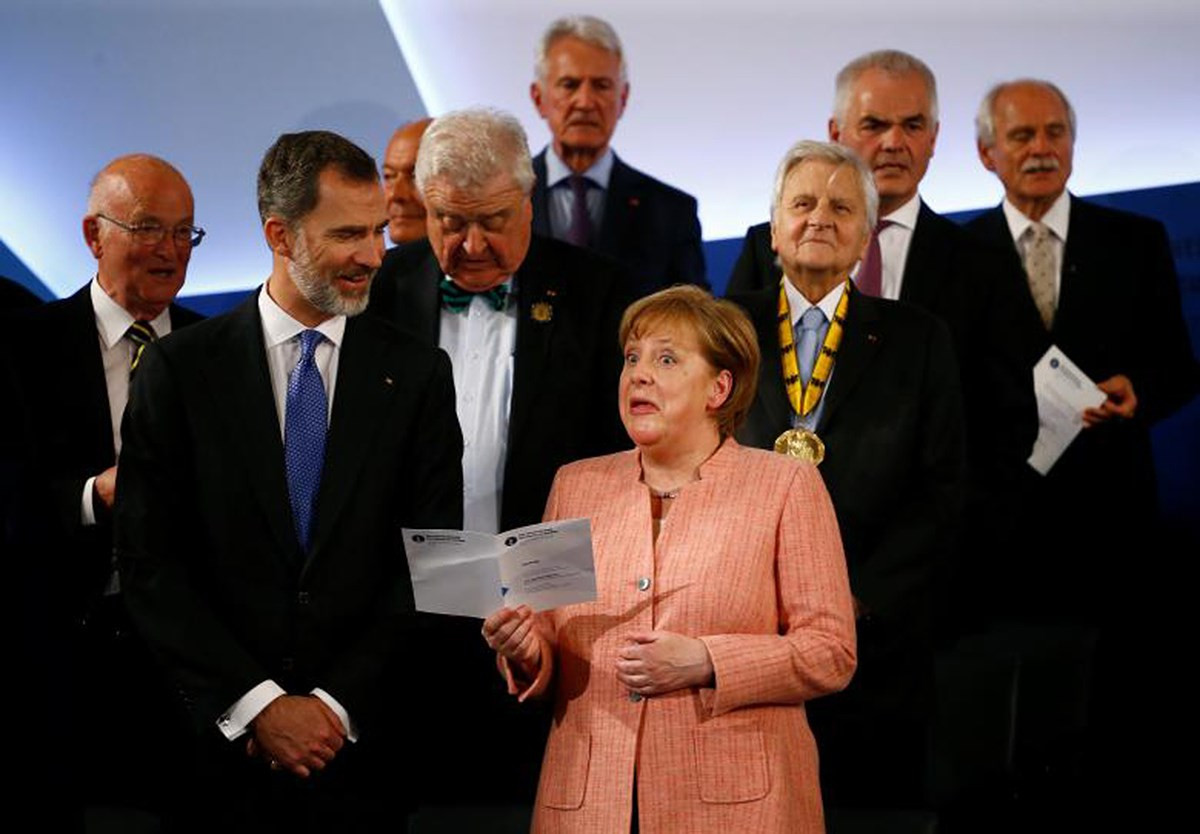 Thủ tướng Đức Angela Merkel, Vua Felipe của Tây Ban Nha và những người từng đoạt giải thưởng Charlemagne hát tại buổi lễ trao giải, ở Aachen, Đức. Năm nay, Tổng thống Pháp nhận giải Charlemagne vì những đóng góp cho EU. Ảnh: Reuters
