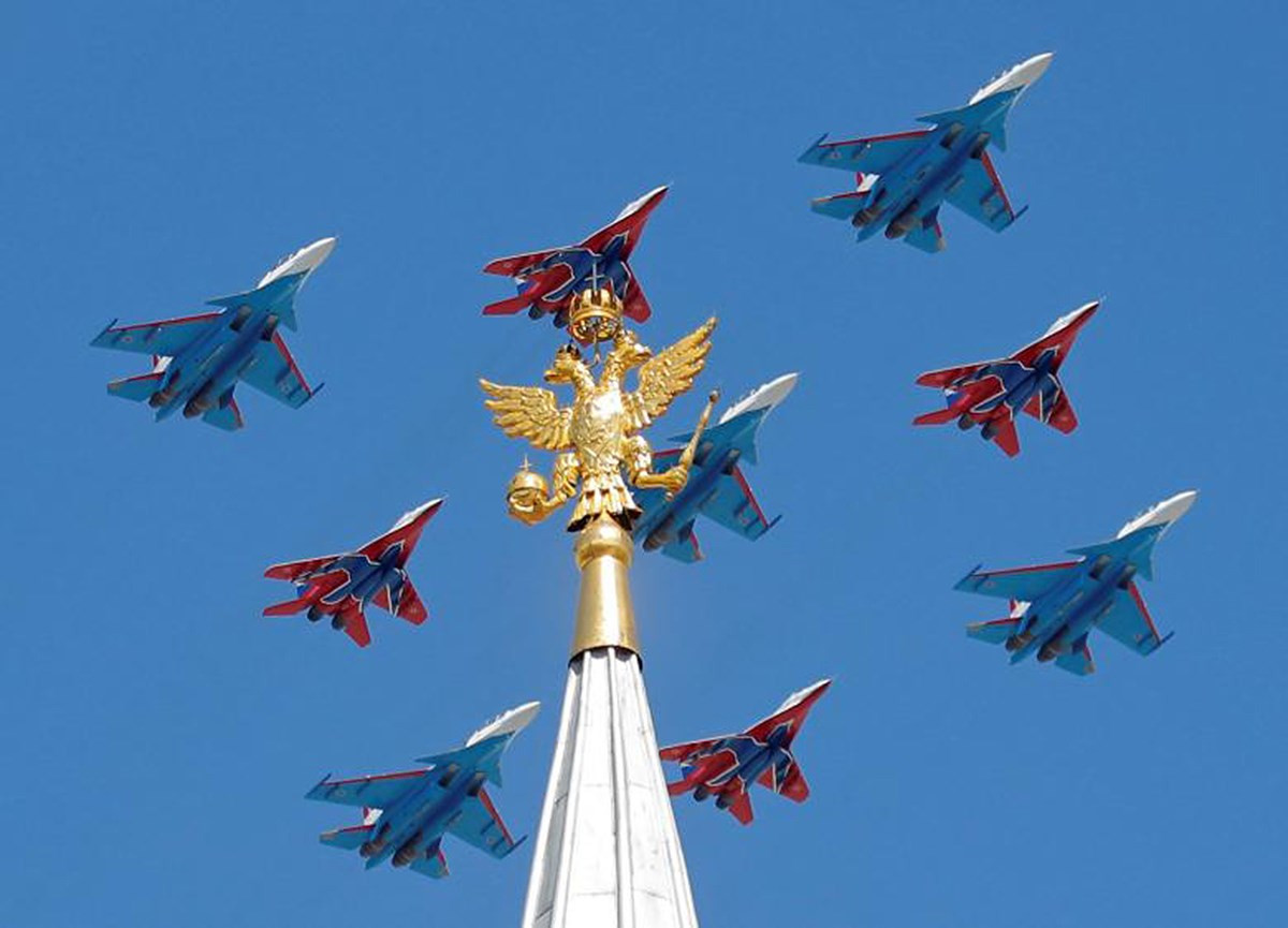 Các tiêm kích MiG-29 và Su-30 thuộc các đội bay biểu diễn trên bầu trời Quảng trường Đỏ, Moscow trong cuộc diễu binh kỷ niệm Ngày Chiến thắng. Ảnh: Reuters