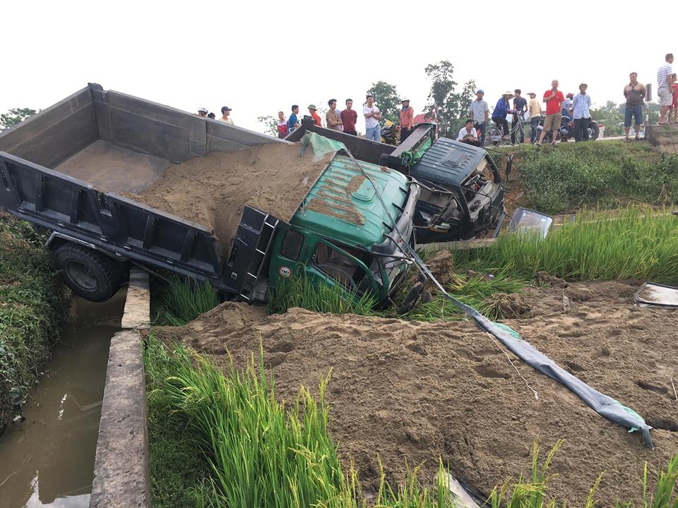 Sau va chạm, hai chiếc xe tải cùng lao xuống ruộng. Ảnh: Tuấn Phong