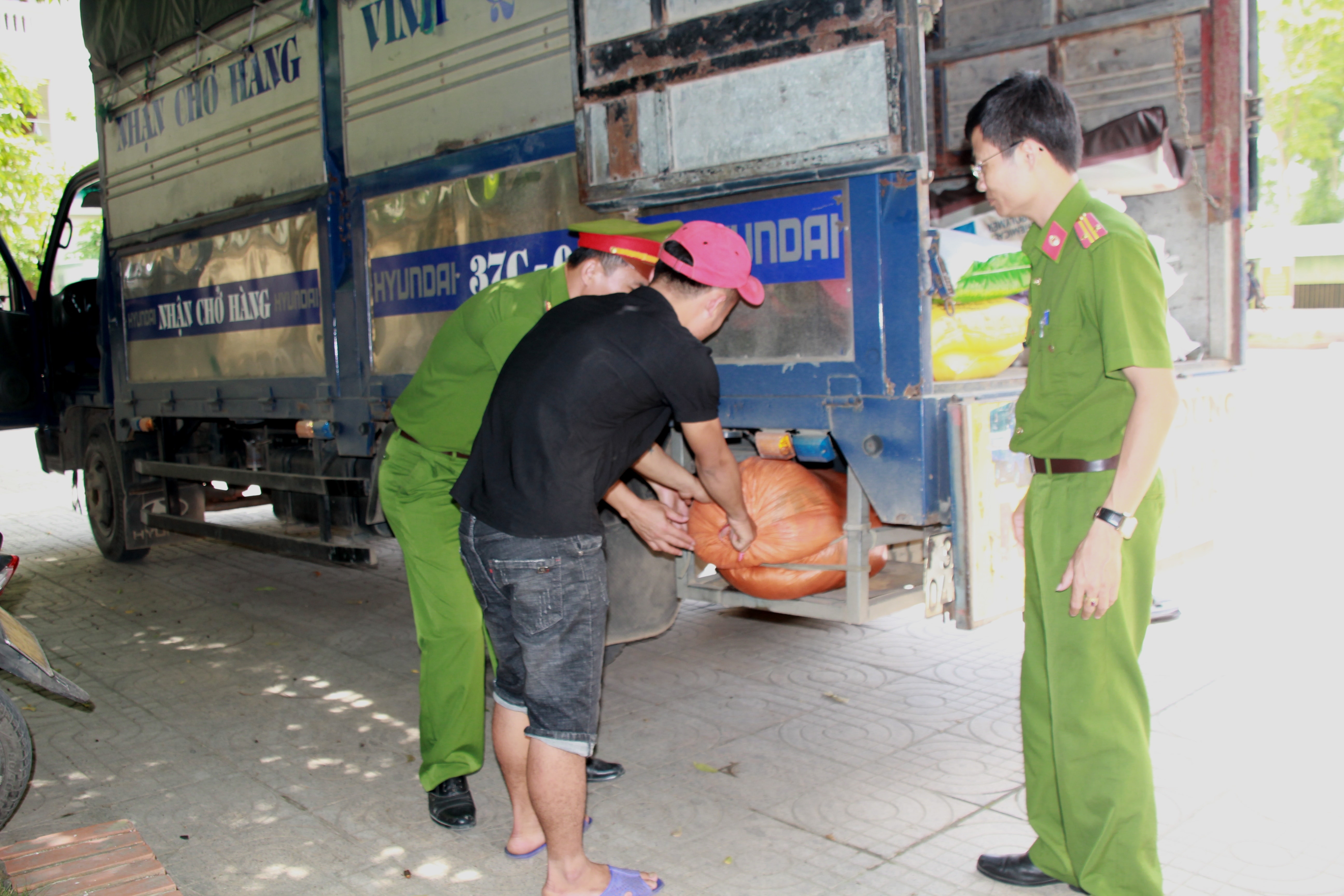 Lực lượng chức năng kiểm tra số hàng bị thu giữ. Ảnh: Cẩm Phú