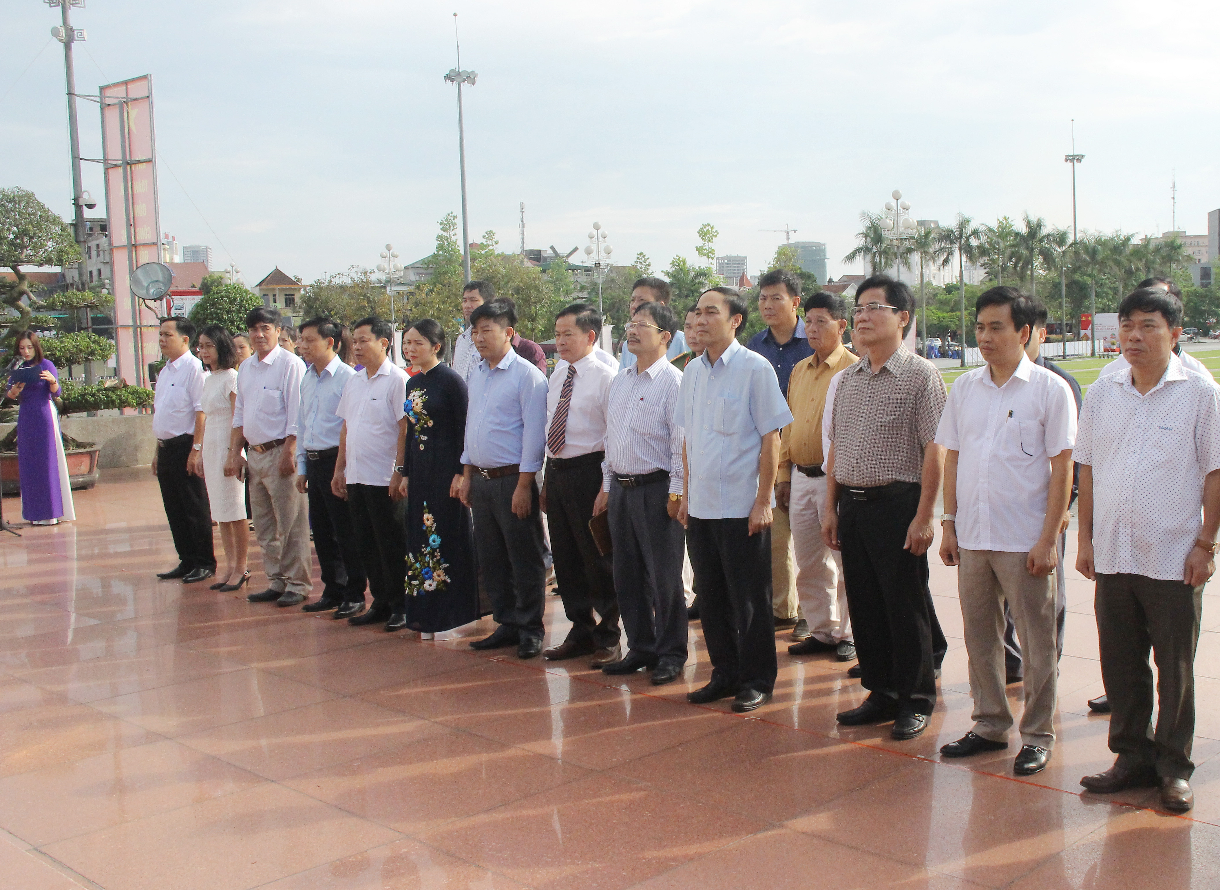 Các đại biểu làm lễ tưởng niệm Chủ tịch Hồ Chí Minh