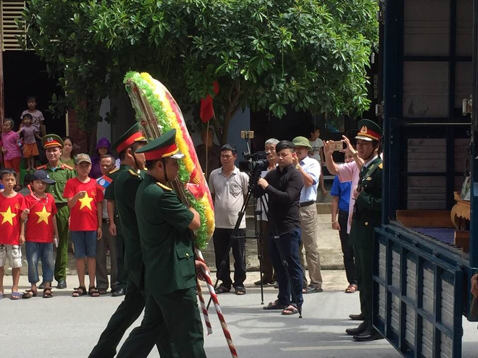 Lễ dâng hương dâng hoa đón các liệt sỹ quân tình nguyện. Ảnh: Duy Thành