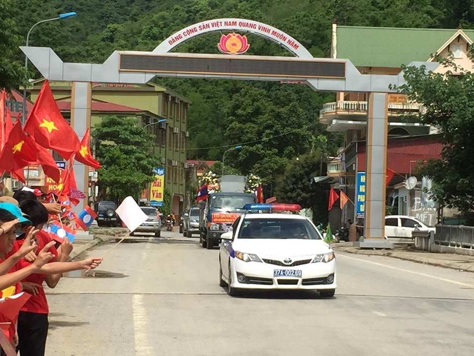  Đông đảo nhân dân đón các anh về đất mẹ. Ảnh: Duy Thành