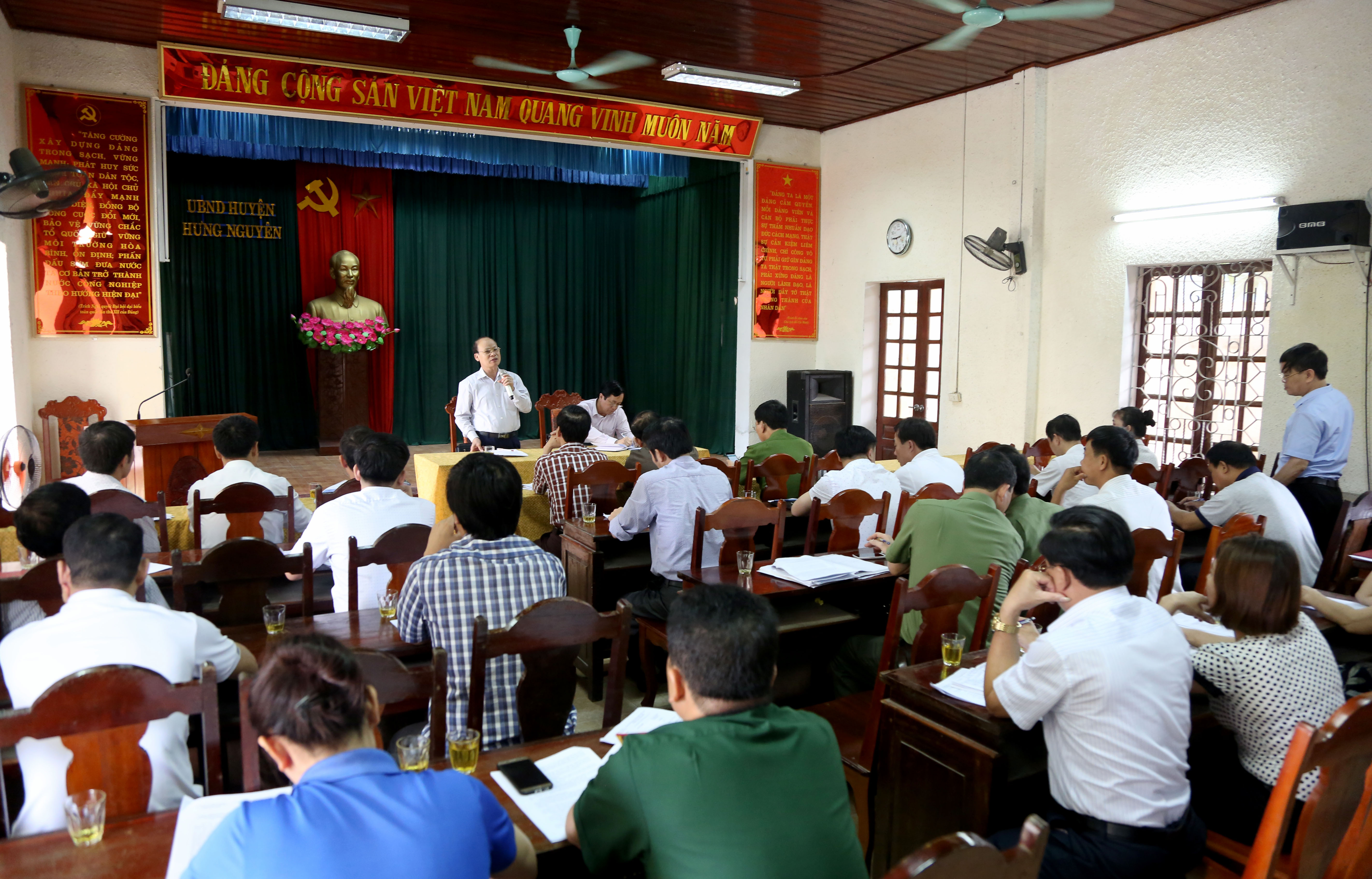 Cuộc họp về vấn đề cưỡng chế GPMB tuyến đường Vinh – Hưng Tây diễn ra tại UBND huyện Hưng Nguyên sáng 12/5. Ảnh: Hoàng Hảo