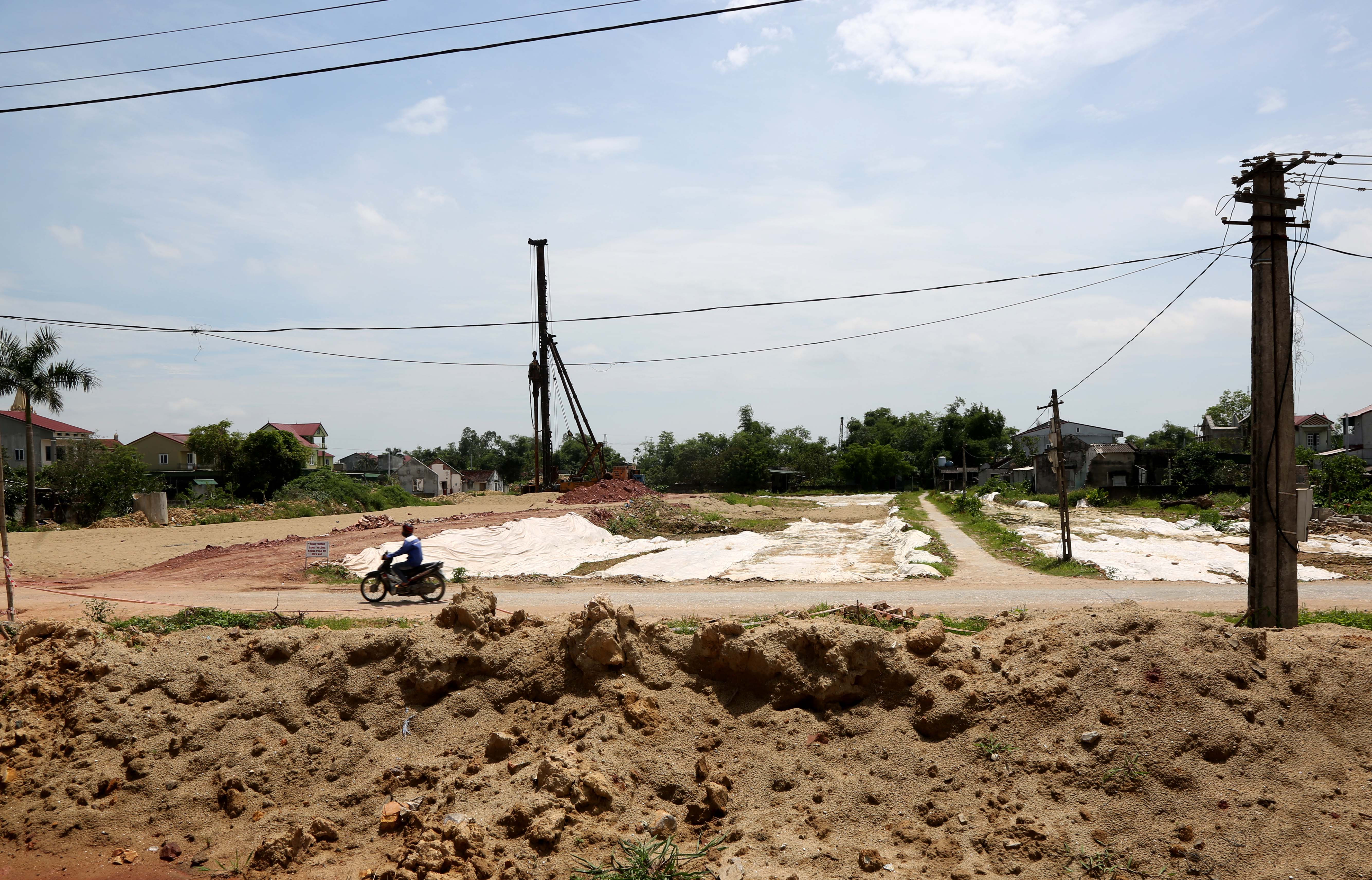 Điểm ách tắc dự án tuyến đường 72m Vinh Hưng – Tây ở xóm Nam Phúc Long. Ảnh: Hoàng Hảo