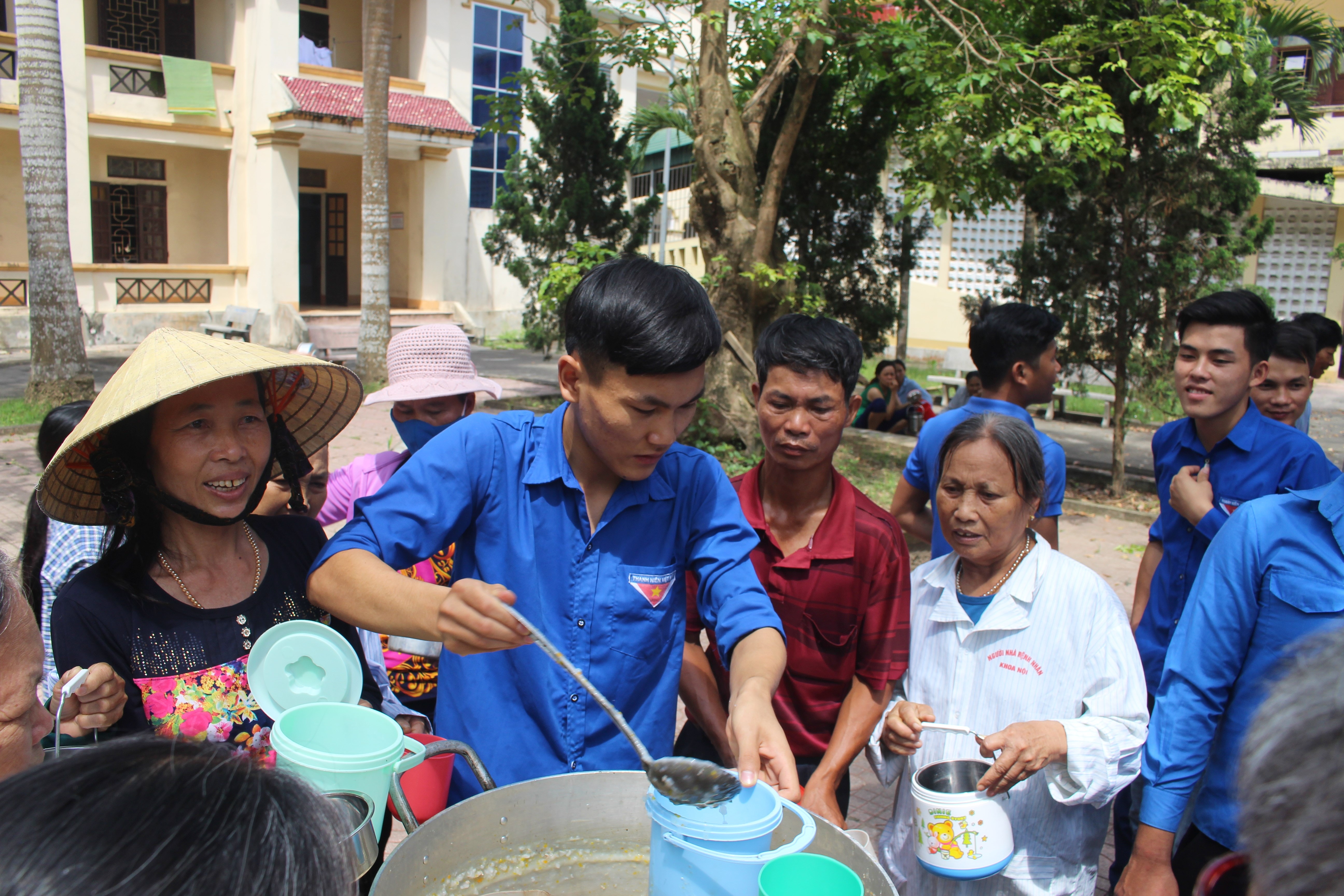 Trao bát cháo miễn phí cho bệnh nhân ở Quỳnh Lưu. Ảnh: Hồng Nhung